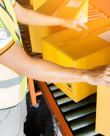 Csomagválogatás a DHL International Express holland telephelyén